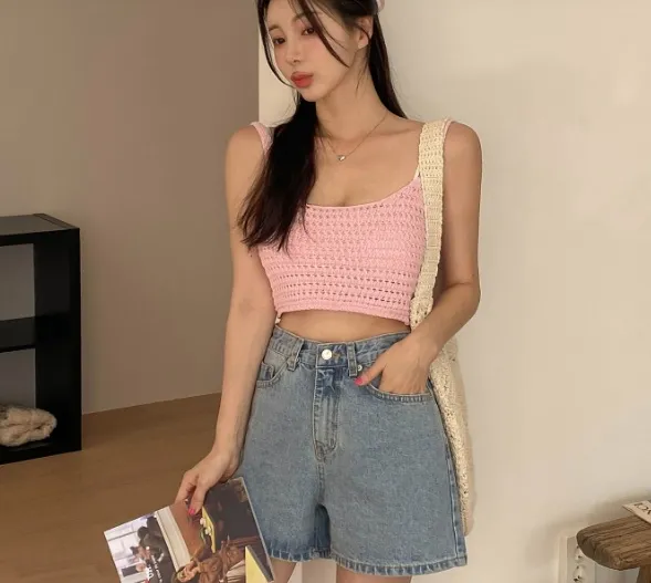 Chiếc áo crop top dệt kim, tông màu hồng pastel mix cùng denim short, người diện có vẻ ngoài trẻ trung, quyến rũ.