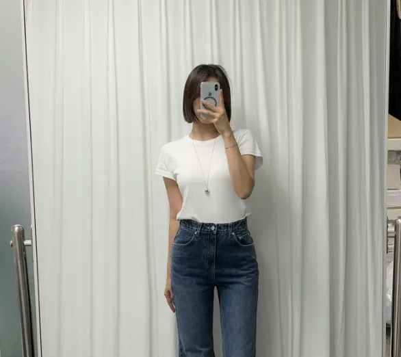 Quần jeans ống loe là một trong những xu hướng thời trang hot, kết hợp cùng áo thun trắng