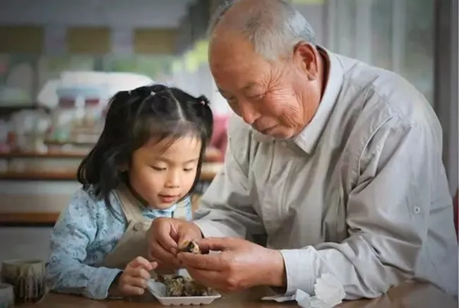 Sự thừa nhận và khen ngợi này chứng tỏ rằng trẻ đang trưởng thành trong một môi trường gia đình lành mạnh, nơi có sự phát triển tốt và mối quan hệ giữa cha mẹ và con cái rất tốt đẹp. 