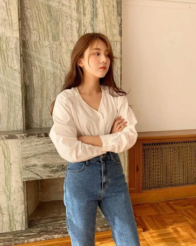 Chị em đừng bỏ qua những chiếc áo kiểu cách, điệu đà như áo blouse tay bồng, áo dệt kim, áo đan lưới. 