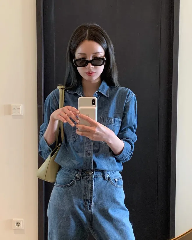 Chiếc sơ mi denim sẽ là 1 lựa chọn mang đến màu sắc cá tính cho những ngày bạn muốn thật cool.