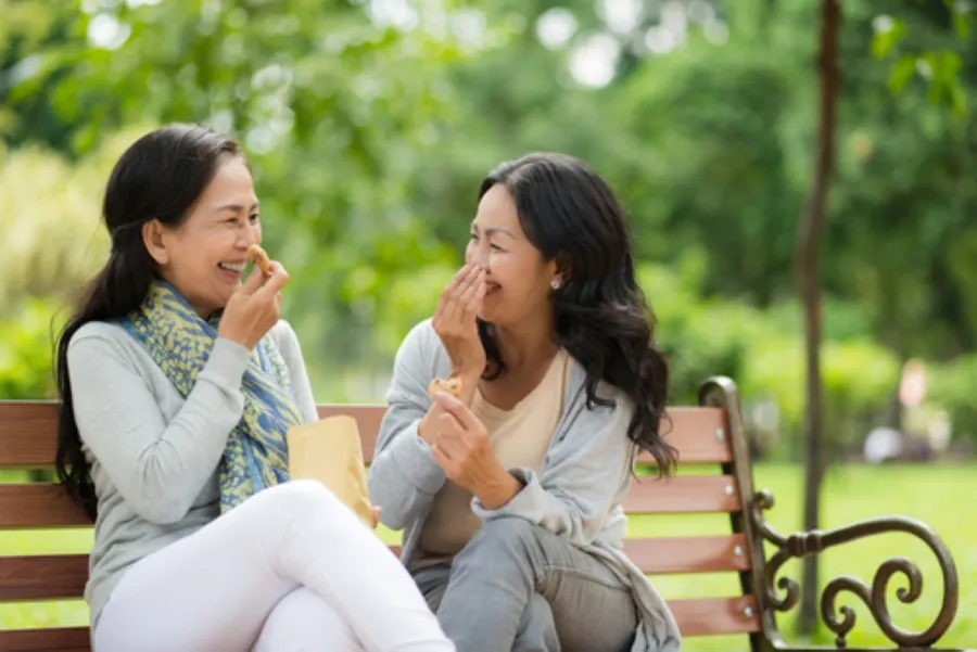 Đến tuổi trung niên, chị em có người bạn tri kỷ, có người đồng hành đi cùng... là rất trân quý. (Ảnh minh họa)