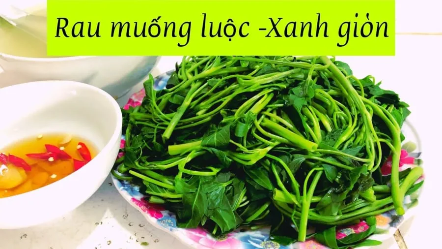 Luộc rau muống xanh giòn