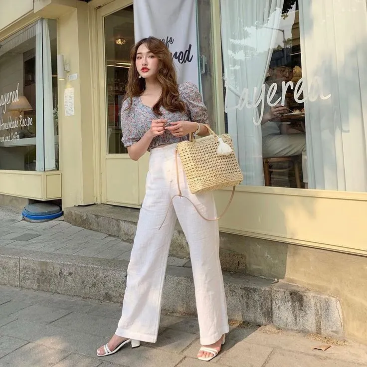 Áo blouse là món thời trang đặc trưng kết hợp ăn ý với quần ống rộng, từ đó tạo nên tổng thể trang phục đúng chất công sở.