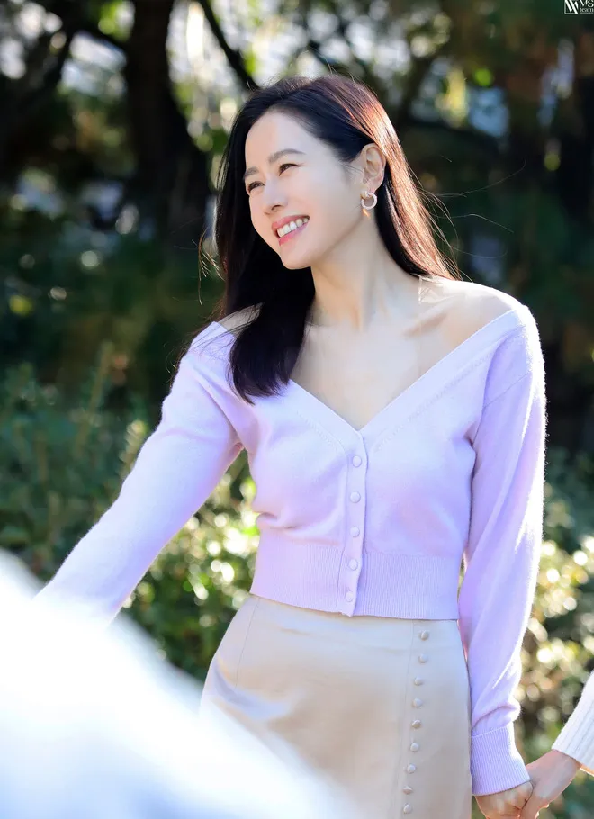 Outfit này giúp Son Ye Jin khoe được nhan sắc mặn mà, kiều diễm cùng xương quai xanh quyến rũ của cô. 