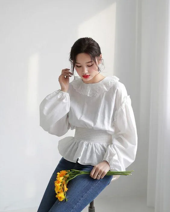 Áo blouse cách điệu luôn là món đồ được các chị em ưu ái vì sự duyên dáng, nữ tính.