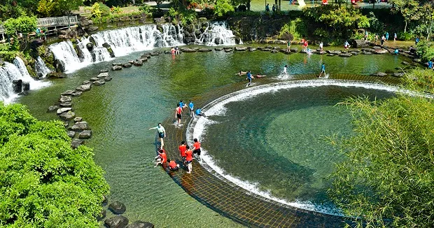 Công viên Suối Mơ mang đến nhiều trò chơi hấp dẫn, như đua ô tô nước, chèo thuyền kayak, và các hoạt động trên cạn như bóng chuyền và cầu trượt nước