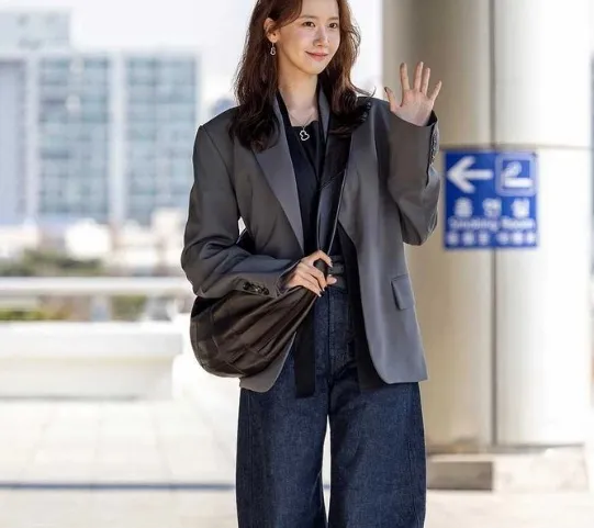 Áo blazer cùng quần ống rộng như Yoona đầy cá tính và phong cách. 