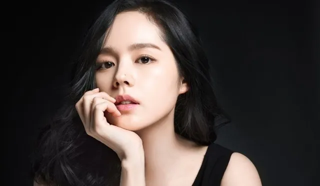 Han Ga In thường dùng kem chống nắng và bổ sung độ ẩm cho da bằng cách uống nhiều nước mỗi ngày.