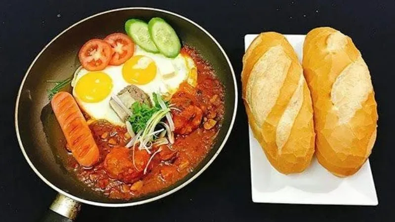 Bánh mì chảo là một món ăn độc đáo, nổi bật với cách trình bày khi tất cả các nguyên liệu đều được xếp gọn gàng trong một chiếc chảo