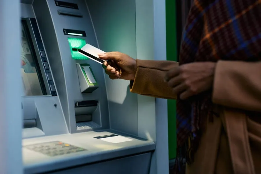 + Bước 1: Kiểm tra lại xem cây ATM có nhả thẻ ra không