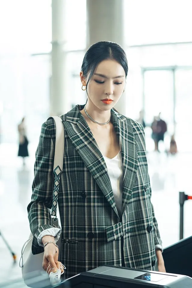 Áo blazer kẻ ô không chỉ được yêu thích bởi các quý cô sành điệu mà còn phủ sóng trên phim Hàn. 