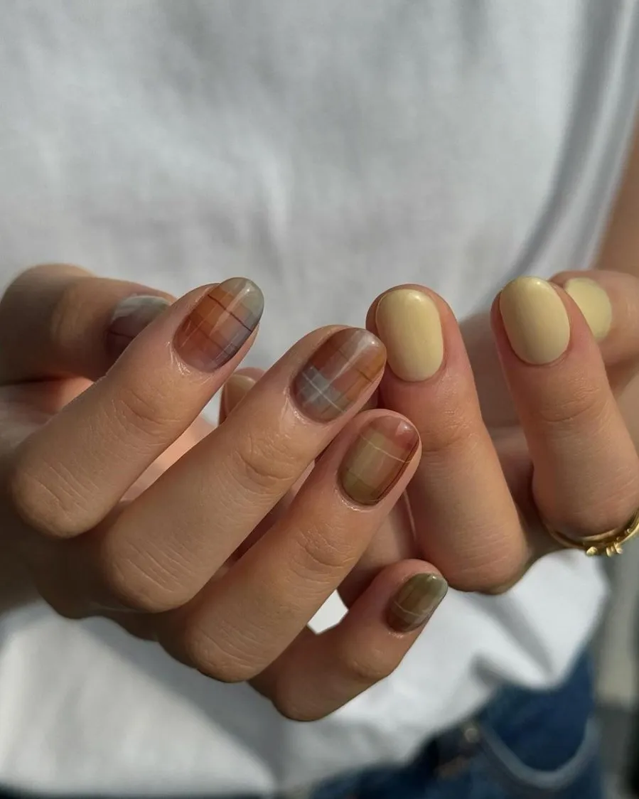 Mẫu nail họa tiết kẻ ô đáng yêu mang đến một hơi thở mùa Thu tươi mới.