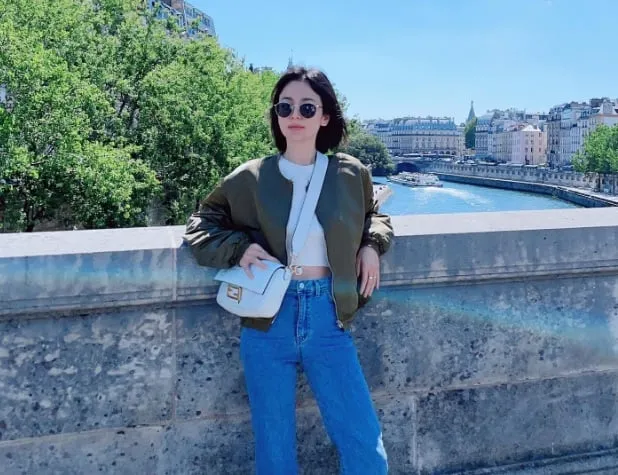 Combo áo thun trắng dáng lửng và quần jeans ống đứng của Song Hye Kyo 