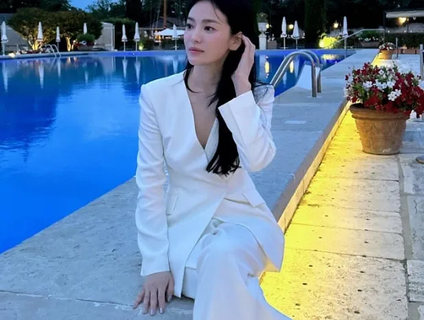 Bộ suit màu trắng mang đến cho Song Hye Kyo sự trang nhã. 