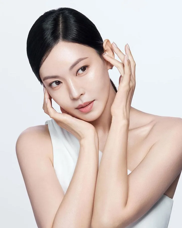 Các thành phần retinol, peptide và chất chống oxy hóa giúp kích thích sản xuất collagen và elastin, giảm thiểu nếp nhăn và cải thiện độ đàn hồi của da.