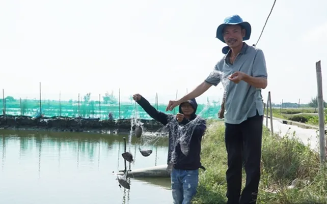 Sau khi xuất ngũ và lập gia đình với hai bàn tay trắng, anh Trương Ngọc Nhật đã bắt đầu hành trình khởi nghiệp với mô hình nuôi trồng thủy sản trên diện tích 0,3ha