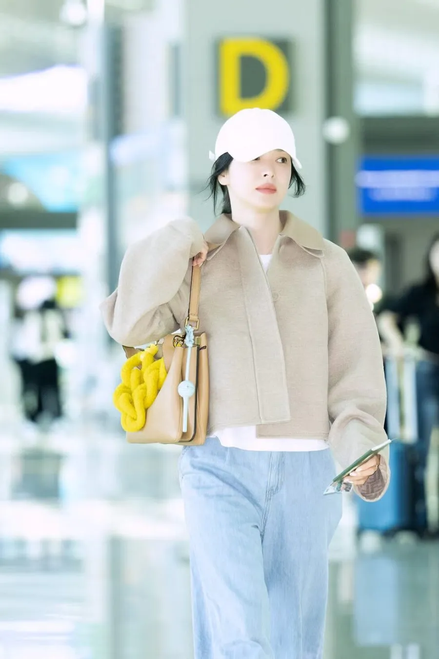 Túi xách Fendi Peekaboo Soft trong BST Thu-Đông 2024 là “người bạn đồng hành” của Song Hye Kyo trong chuyến bay lần này. 