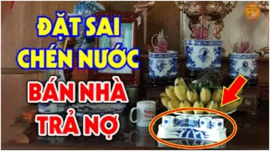 Đặt chén nước trên bàn thờ