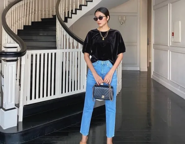 Hà Tăng đã kết hợp mẫu áo quý phái này cùng quần jeans xanh để tạo nên tổng thể trang phục trẻ trung,