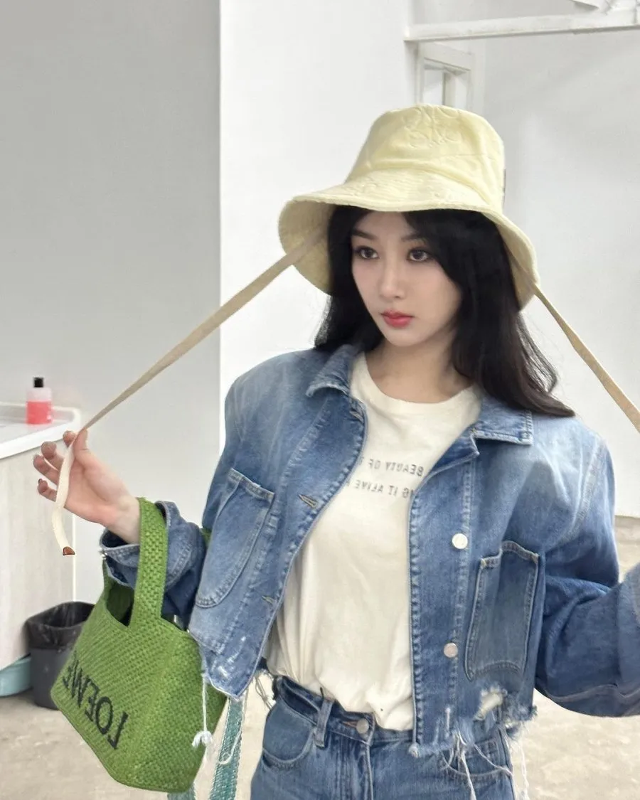 Áo khoác denim là một trong những item kinh điển mà giới điệu mộ có thể dễ dàng bắt gặp cô nàng thường xuyên diện.