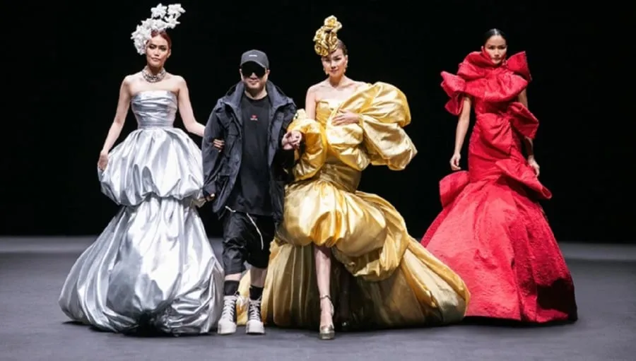 Dân tình xôn xao về hành động của H'hen Niê khi catwalk cùng Thanh Hằng. 