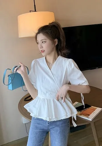 Áo peplum với phần vạt xòe rộng ở eo che đi những khuyết điểm ở eo, tạo cảm giác vòng eo thon gọn hơn. 