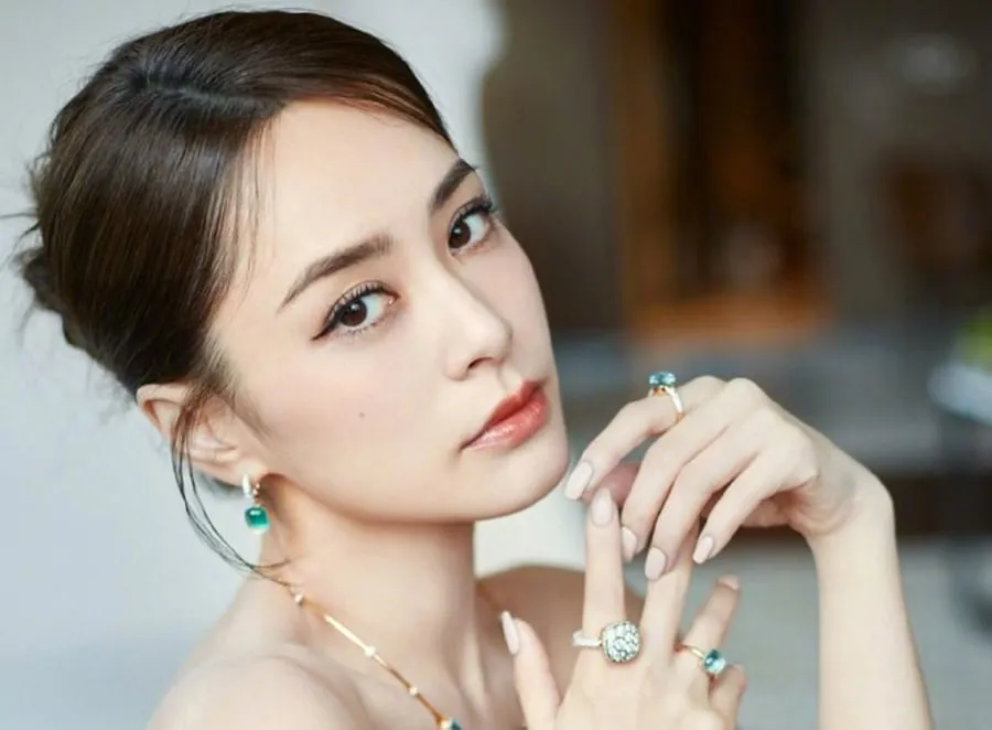 Chung Hân Đồng có thói quen rửa mặt bằng nước lạnh từ nhiều năm nay, cách làm này góp phần hạn chế tích nước sau khi thức dậy. 