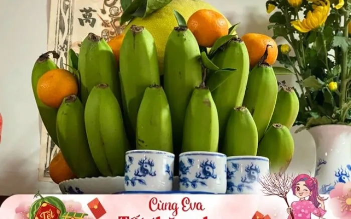 Nếu để bày mâm ngũ quả thì bạn cần phải chọn chuối xanh, già, quả to, xanh, căng bóng và không bị non góc cạnh.