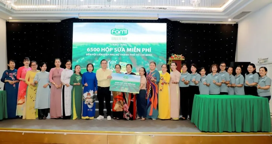 Đại diện nhãn hàng Fami trao tặng 6.500 hộp sữa đậu nành Fami Green Soy đến chị em phụ nữ thuộc Hội Liên hiệp phụ nữ TP.HCM.