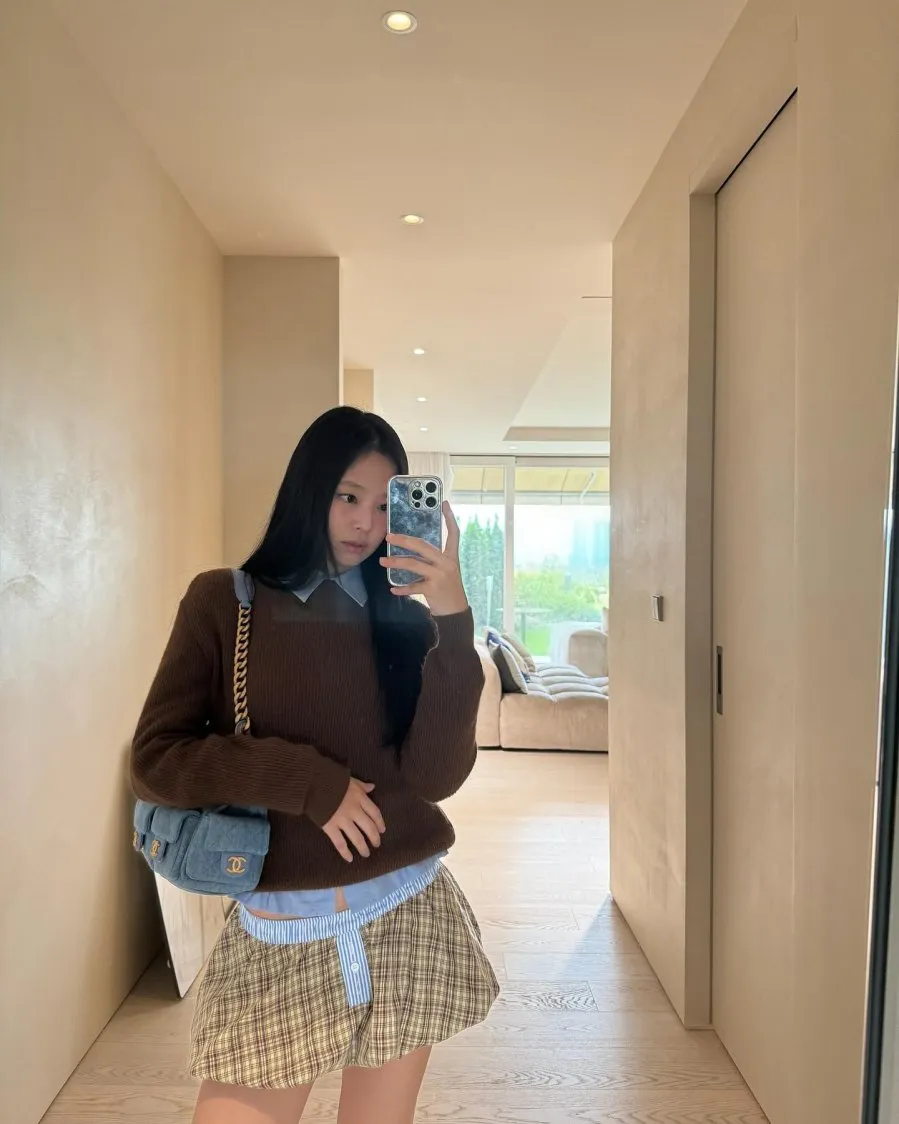  Các “IT-girl” hàng đầu như Jennie (BLACKPINK) hay Wonyoung (IVE) ưu ái trong những bản phối hằng ngày.