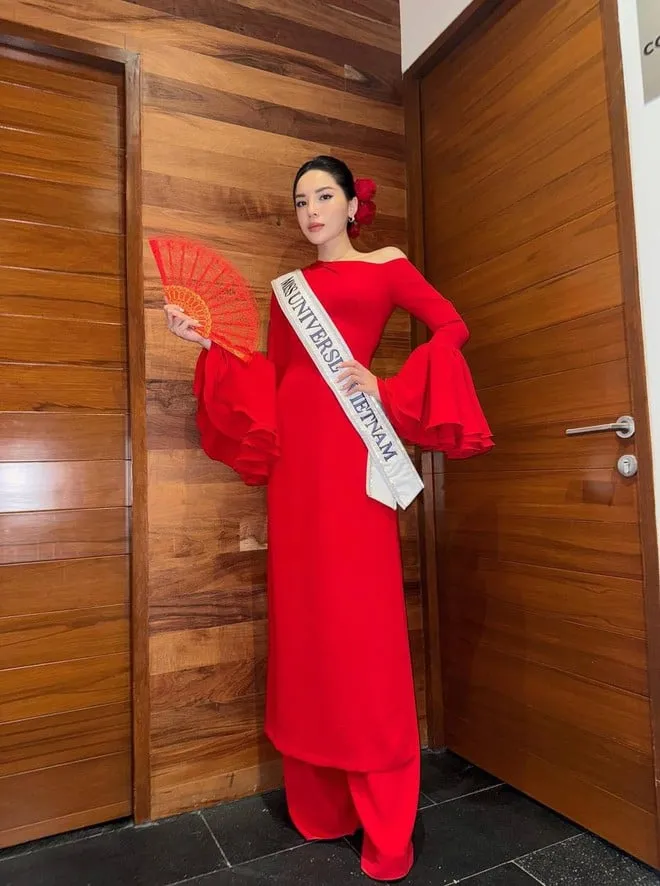 Trong buổi gặp gỡ đầu tiên tại Miss Universe 2024, Kỳ Duyên nổi bần bật trong mẫu áo dài lệch vai màu đỏ của NTK Lê Thanh Hòa. 