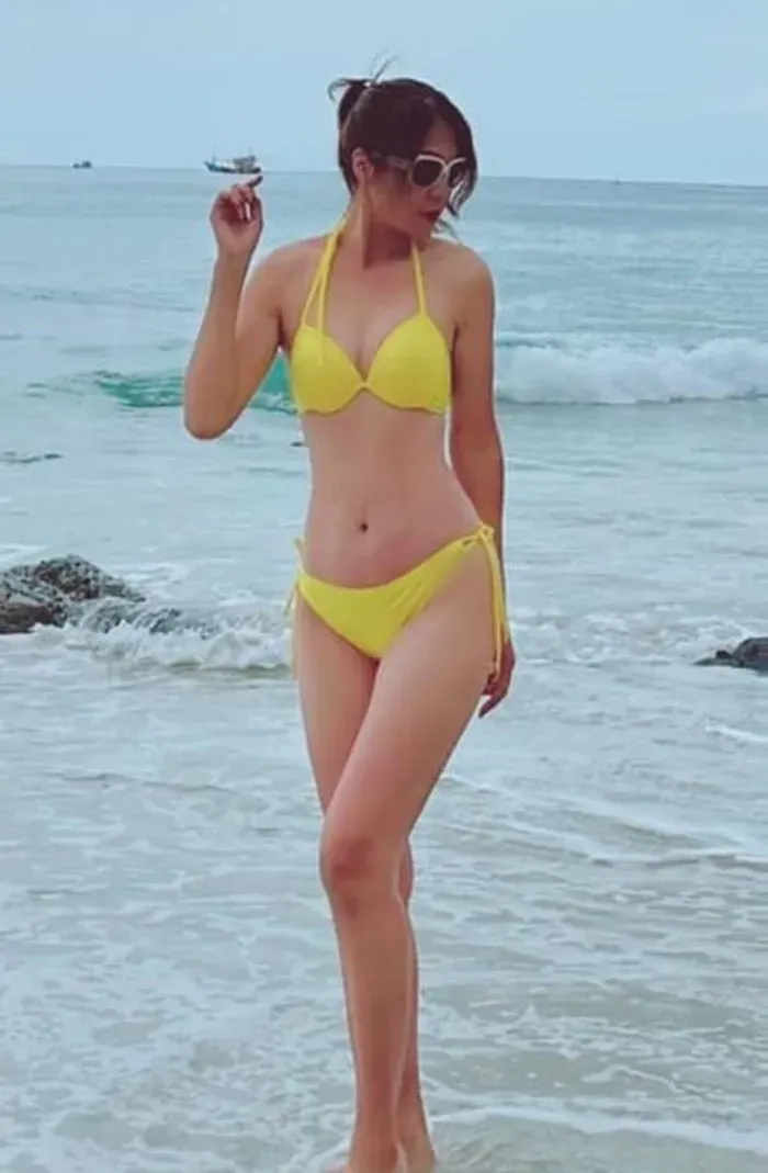 Nữ diễn viên tự tin khoe đường cong quyến rũ với bikini.