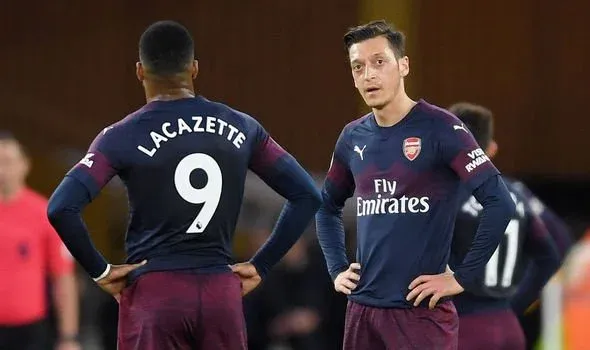 Fan Arsenal đòi sút Ozil - Bóng Đá