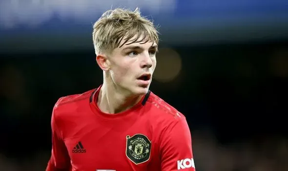 Man Utd fans fume as Ole Gunnar Solskjaer picks Ashley Young over Brandon Williams - Bóng Đá