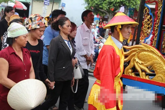 Xót xa giây phút tiễn đưa MC Quang Minh về nơi an nghỉ cuối cùng