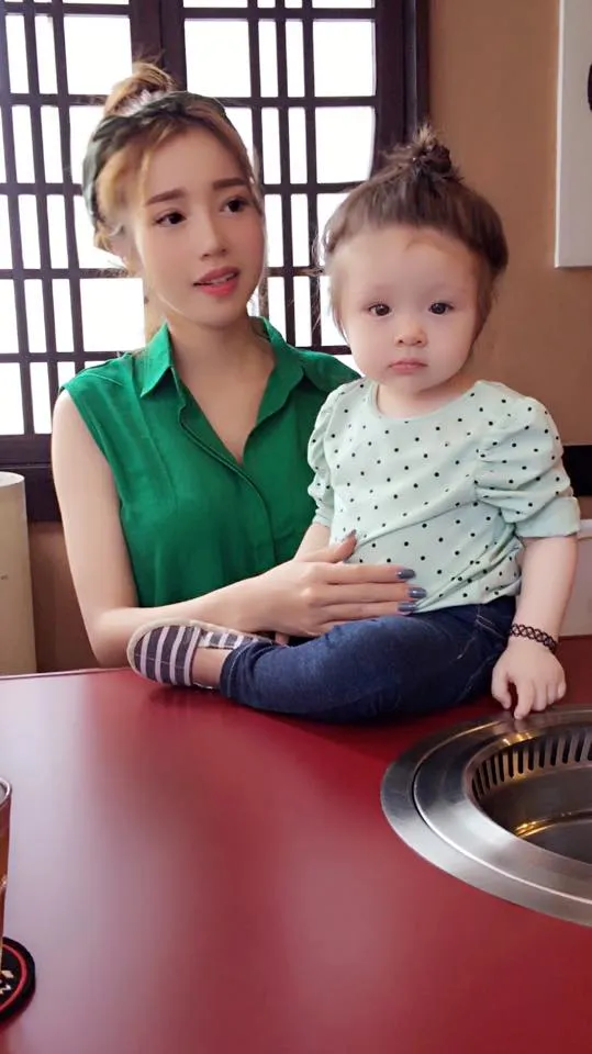 Elly Trần khoe ảnh chăm sóc con gái Cadie cực khéo