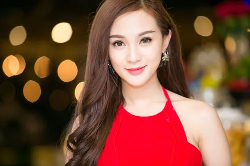 Hot girl Kelly xinh đẹp rạng rỡ sau nghi án tiếp tục dao kéo