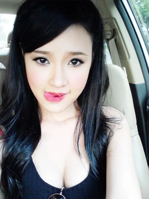 Những trang phục gợi cảm đến khó tin của hotgirl Midu