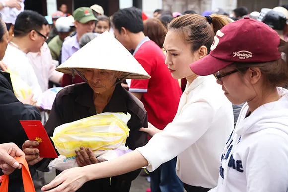 Mỹ Tâm cùng gia đình đi từ thiện sau khi bị chê 