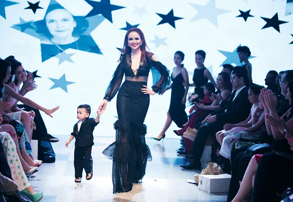 HH Diễm Hương và con trai sải bước trên sàn catwalk