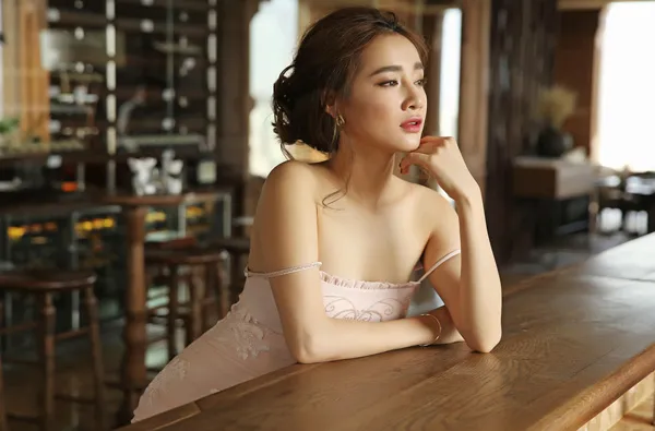 Nhã Phương khoe vẻ sexy táo bạo với đầm hai dây