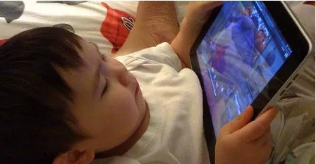 Cảnh báo: Cho con nghịch điện thoại, iPad không khác nào giết con