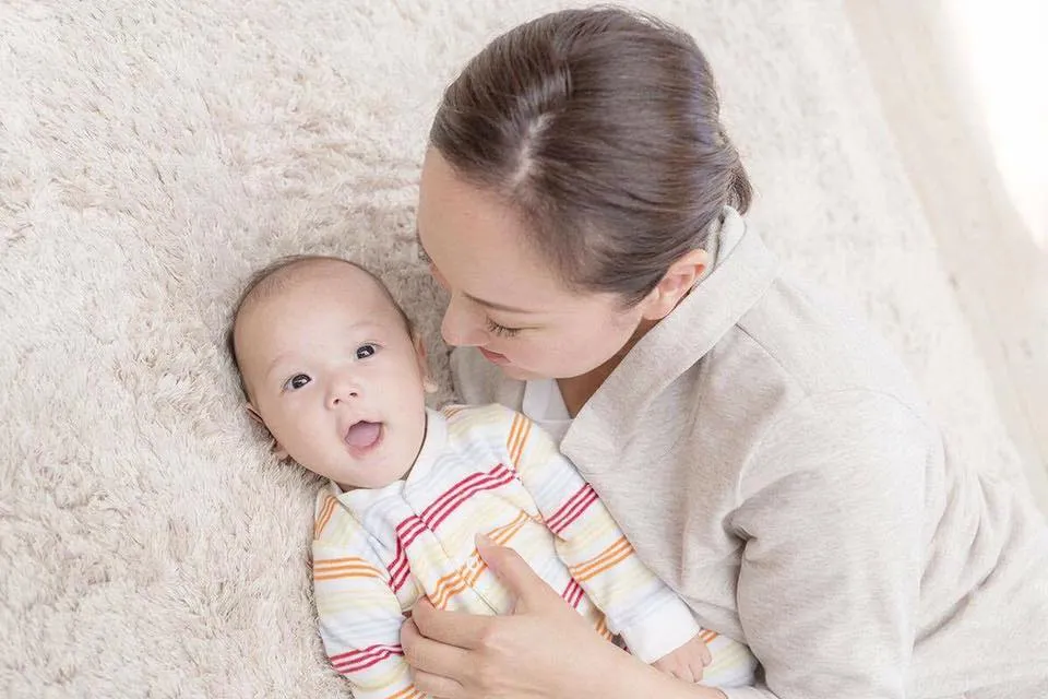 Con gái mới sinh của ca sĩ Lưu Hương Giang lần đầu lộ diện