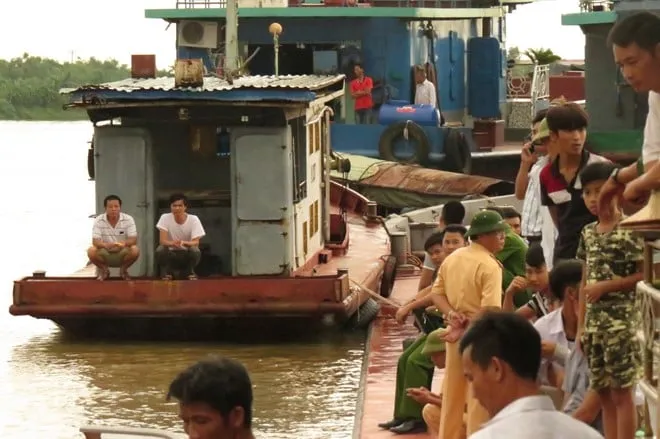 Đã tìm thấy bé trai 8 tuổi trong vụ chìm tàu trên sông Hồng