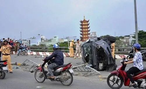 Xế hộp tông xe máy, lật trên đại lộ, 3 người nhập viện