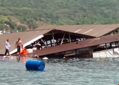 Video: Náo loạn cứu hàng trăm du khách vụ sập nhà hàng nổi