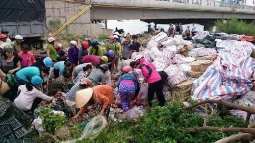 Ô tô chở hoa quả bị lật: Người dân hành động khiến tài xế bất ngờ