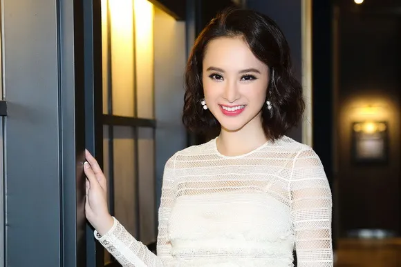 Angela Phương Trinh xinh đẹp như 'công chúa' với đầm ren trắng