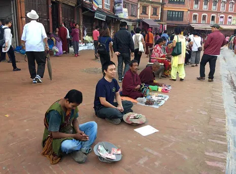 Chàng trai Việt giả ăn xin thử lòng dân nghèo Nepal nhận cái kết